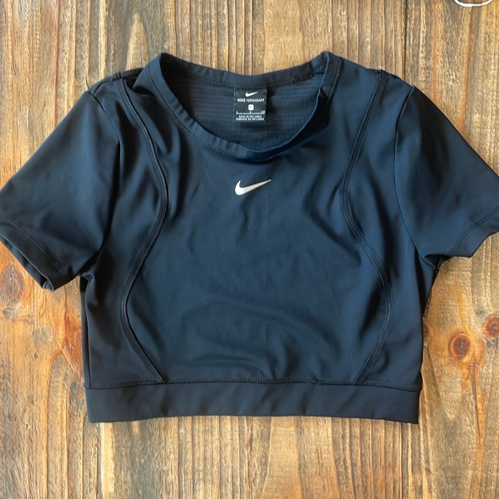 Nike sports crop
